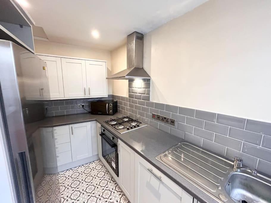 Snug Central Belfast Home, 2 Minutes From Ormeau Park! Exterior photo