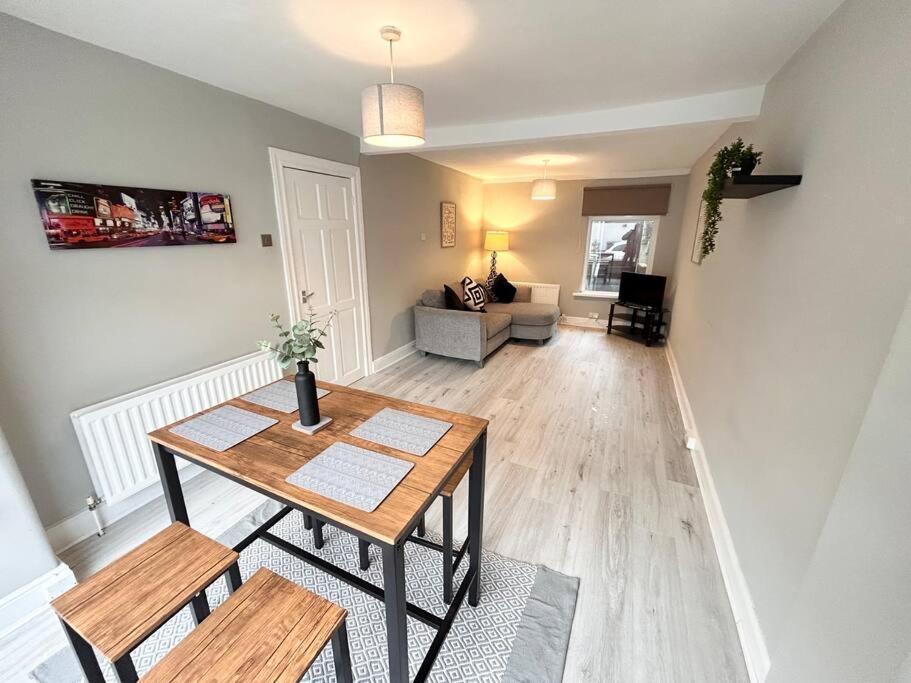 Snug Central Belfast Home, 2 Minutes From Ormeau Park! Exterior photo